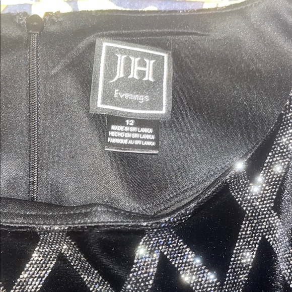 Elegant Black and Silver Midi Dress - Picture 5 of 9